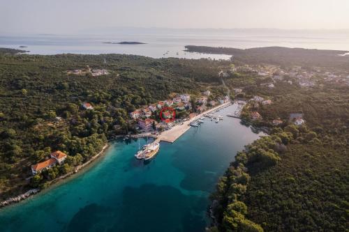 . Apartments by the sea Molat - 18433