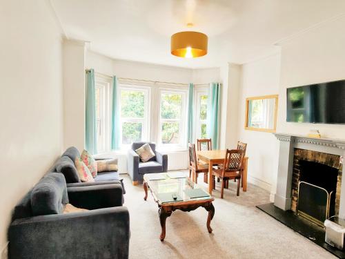 Flat-B, 4 Adults, 20 mins to Beach, Netflix, Wifi, Sleeps 4 Adults 1