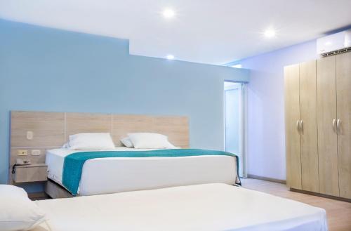 1 queen bed, 1 sofa bed