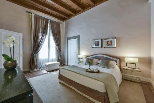 Boccaccio elegant apartment in Oltrarno