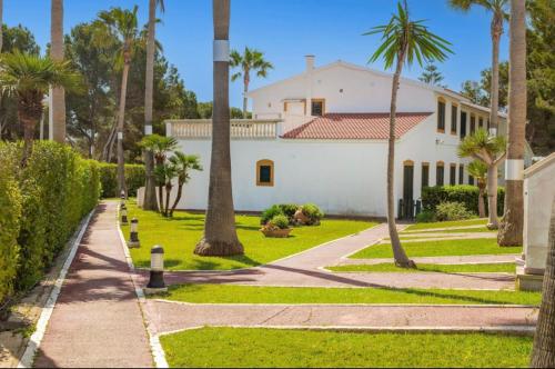 Bonito apartamento con terraza, jardín y piscina