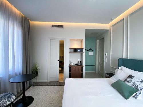 Deluxe Double Room with Sea View image 7