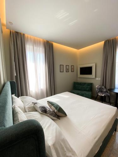 Deluxe Double Room with Sea View image 6