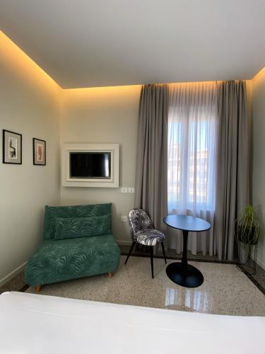 Deluxe Double Room with Sea View image 4