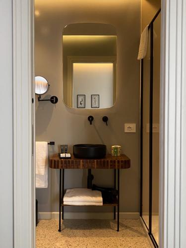 Deluxe Double Room with Sea View image 3