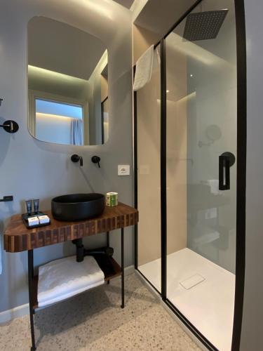 Deluxe Double Room with Sea View image 2