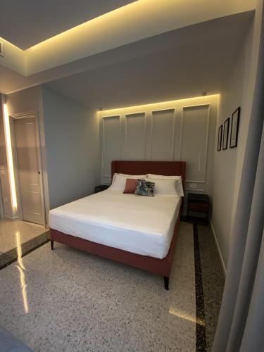 Standard Double Room image 6