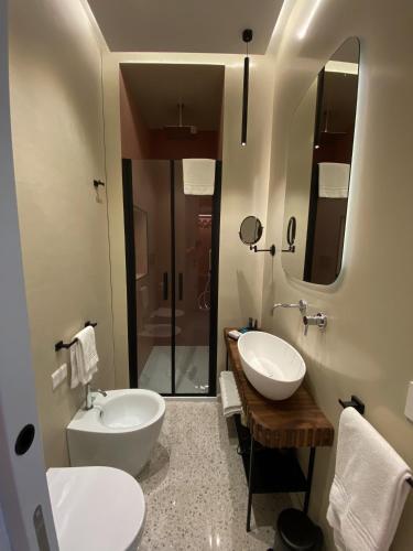 Standard Double Room image 3