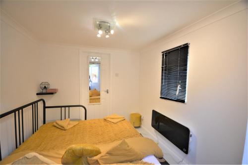 Adorable 1 bedroom guest house with free parking.