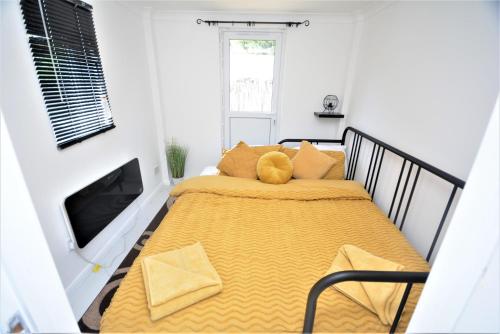 Adorable 1 bedroom guest house with free parking.