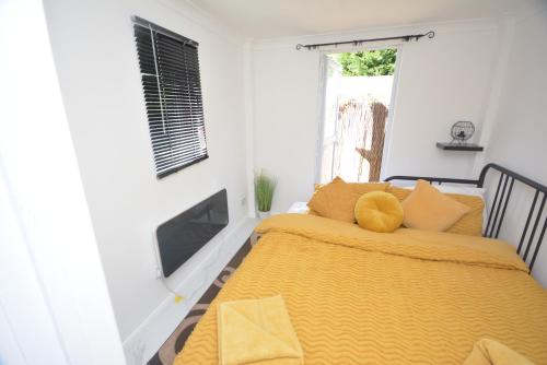 Adorable 1 bedroom guest house with free parking.