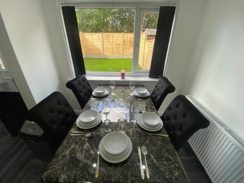 Facilities, Modern 3 Bedroom Holiday Home -Jaquzzi Bath -Private Parking-Leeds City Center- Free WiFi in Beeston