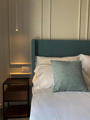 Double Room with Balcony image 7