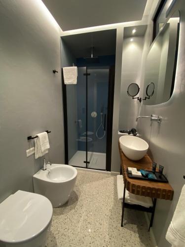 Double Room with Balcony image 5