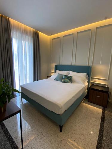 Double Room with Balcony image 2