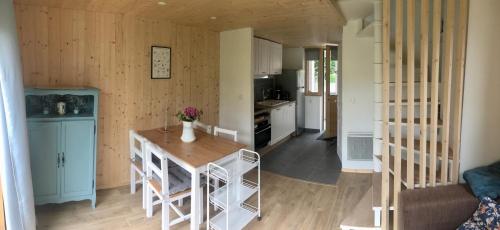Gite la Chouette Bicoque, petite maison rénovée en bois une chambre, une mezzanine en bord de Rance cottage La Richardais