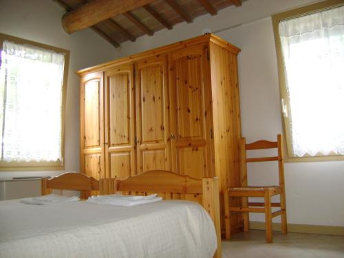 1 queen bed, 2 twin beds