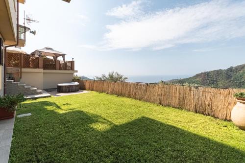 Jardín, La Roccia Fiorita Appartamento con giardino e Jacuzzi in Varazze