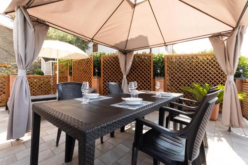 Terraza/balcón, La Roccia Fiorita Appartamento con giardino e Jacuzzi in Varazze