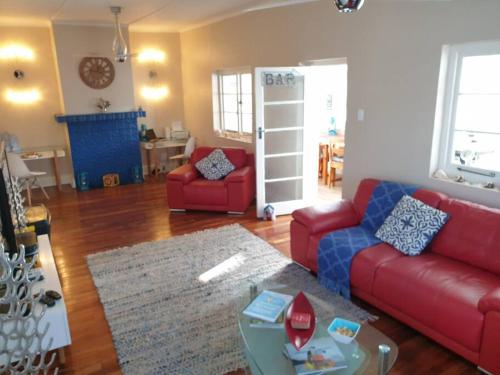 Beach House with DSTV & WIFI & basic housekeeping, Knysna