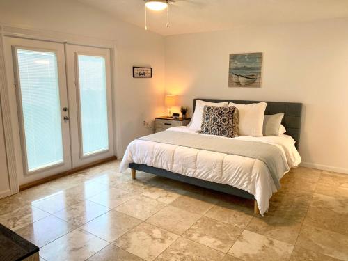 Guestroom, Pool, Hot tub, Close to Beaches, Shopping, More! in Osprey