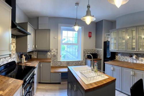 Konyha, Spacious 4-bed Holiday Home in the heart of Maidstone in Bridge
