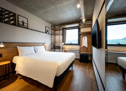Standard Double Room image 4