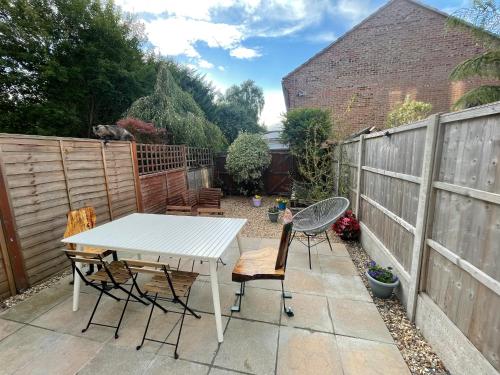 Beautiful Town House with Private Garden and Patio near Little Heath