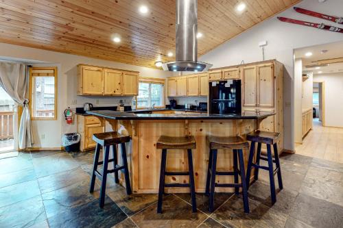 Peregrine Palace in Big Bear Lake, USA