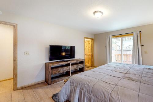 Peregrine Palace in Big Bear Lake, USA