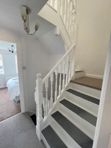 Beautiful Town House with Private Garden and Patio near Little Heath