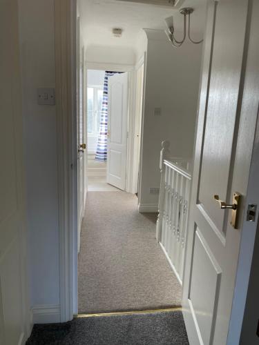 Beautiful Town House with Private Garden and Patio near Little Heath