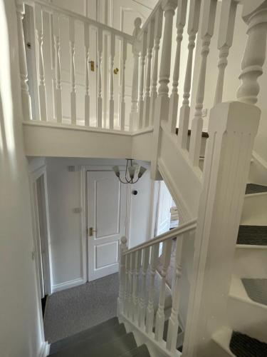 Beautiful Town House with Private Garden and Patio near Little Heath