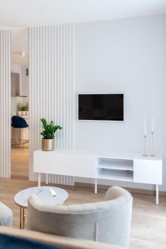 Elegant Junior in Zachod