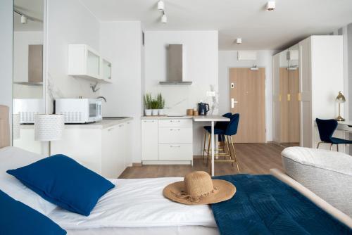 Elegant Junior in Zachod