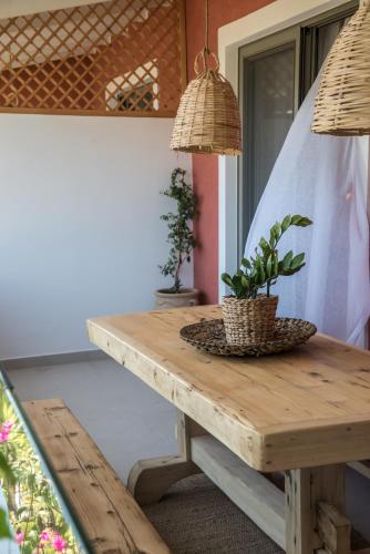 Nomas Living in Kalamaki