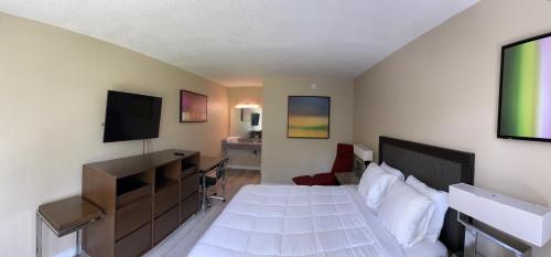 Guestroom, Blue Springs Inn in Jennings (FL)