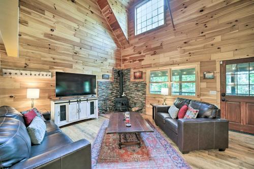 Franklin Cabin Surrounded by Smoky Mountains! in Franklin, USA