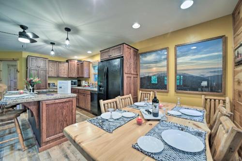 Franklin Cabin Surrounded by Smoky Mountains! in Franklin, USA