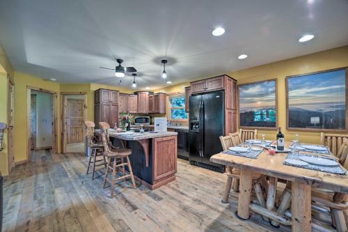 Franklin Cabin Surrounded by Smoky Mountains! in Franklin, USA