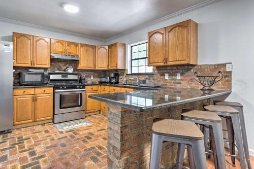 Ocean Springs Family Home Less Than 1 Mi to Beach in Ocean Springs, USA