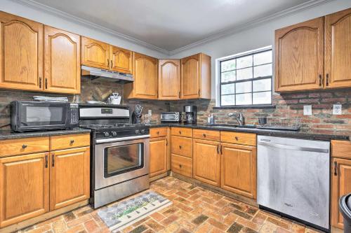 Ocean Springs Family Home Less Than 1 Mi to Beach in Ocean Springs, USA