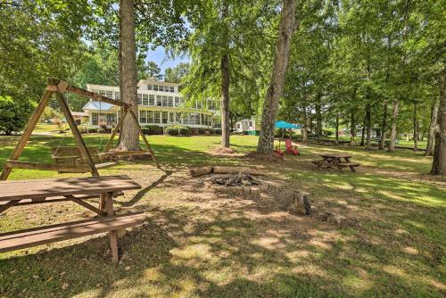 The B Haus Lakefront Retreat with Boat Ramp! in Pell City (AL)