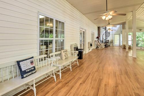 The B Haus Lakefront Retreat with Boat Ramp! in เพลล์ ซิตี้ (AL)