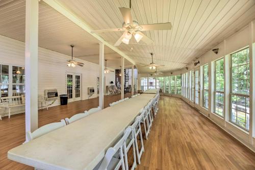 The B Haus Lakefront Retreat with Boat Ramp! in เพลล์ ซิตี้ (AL)