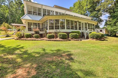 The B Haus Lakefront Retreat with Boat Ramp! in เพลล์ ซิตี้ (AL)