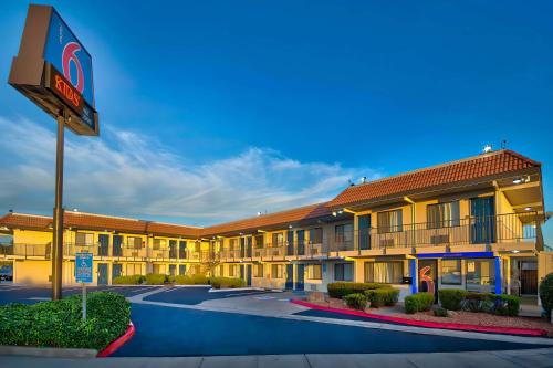 Exterior view, Motel 6-Vallejo, CA - Six Flags West in Vallejo (CA)