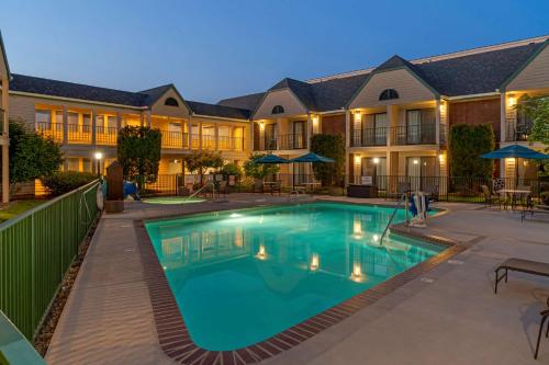 King Suite with Poolside - Non-Smoking