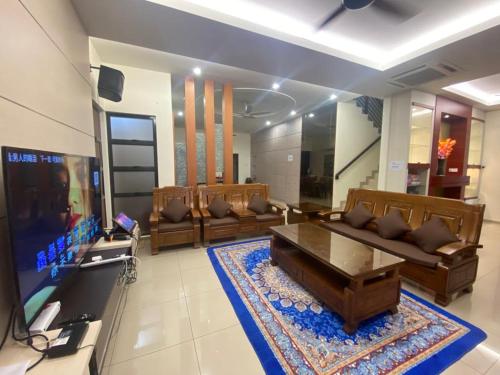 Villa near SPICE Arena 4BR 24PAX with KTV Pool Table and Kids Swimming Pool