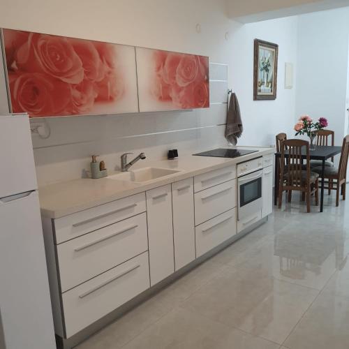 kuhinja, Lovely three-room apartment above the promenade in Ashdod